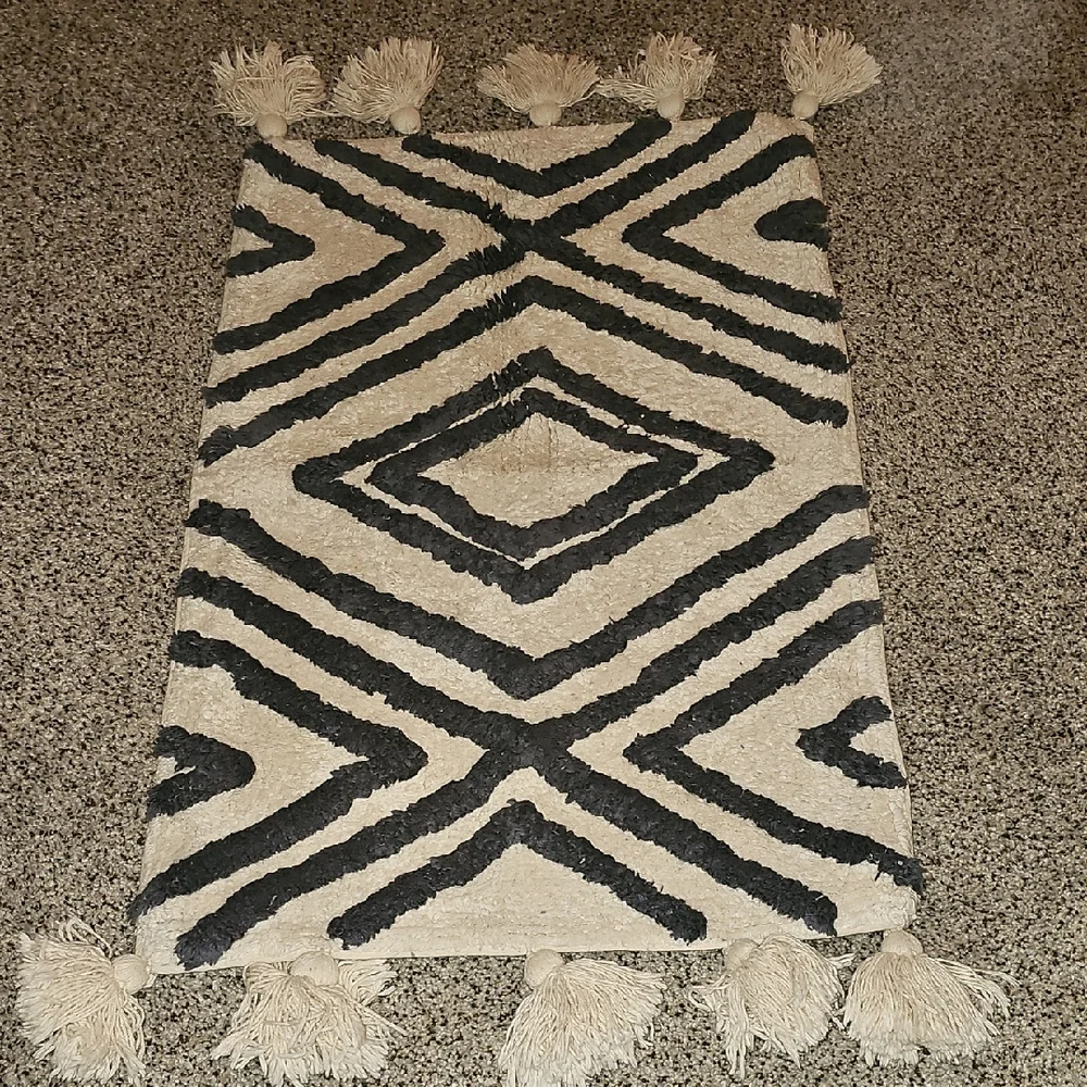 Wild Sage Geometric Melody Diamond  Patterned Rug with Tassels